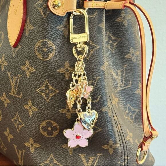 High Quality Luxury Bag Charm Flower Keychain - Picture 2 of 3